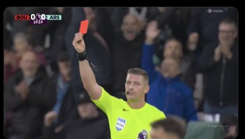 Tapi musim ini, Arsenal sepertinya terlalu Merah. Foto: (Twitter).
