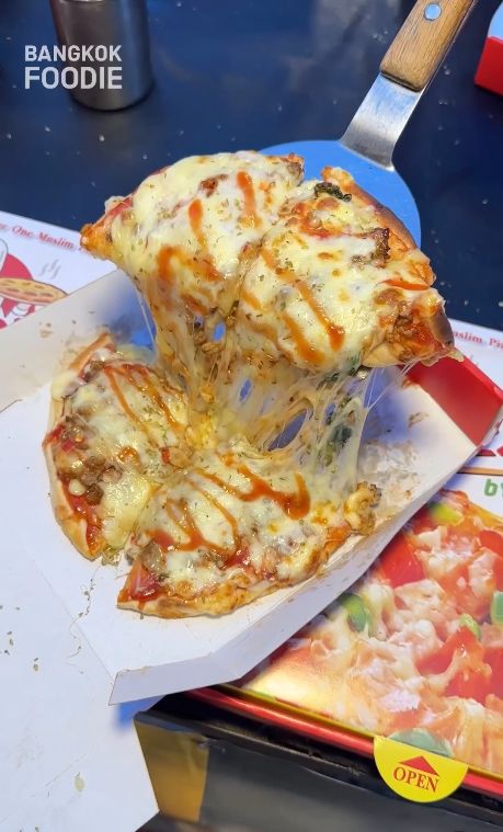 Penjual pizza di Bangkok tunjukkan atraksi lempar adonan