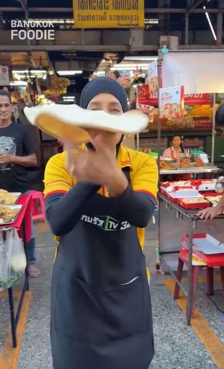 Penjual pizza di Bangkok tunjukkan atraksi lempar adonan