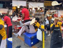 Keren! Wanita Ini Hadirkan Atraksi Lempar Adonan Saat Jualan Pizza