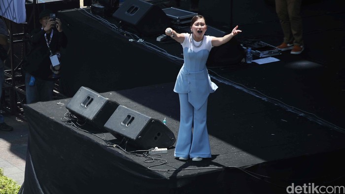 Penyanyi Ayu Tingting menghibur warga di Bundaran HI, Jakarta, Minggu (20/10/2024).  Ada 13 panggung hiburan di Sudirman dan Thamrin untuk memeriahkanpelantikan Presiden dan Wakil Presiden periode 2024-2029