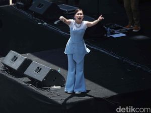 Goyang Ngebor Ayu Ting Ting Hibur Penonton di Panggung Rakyat
