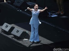 Goyang Ngebor Ayu Ting Ting Hibur Penonton di Panggung Rakyat Goyang Ngebor Ayu Ting Ting Hibur Penonton di Panggung Rakyat