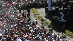Ayu Ting Ting Hibur Warga di Panggung Pesta Rakyat Bundaran HI Ayu Ting Ting Hibur Warga di Panggung Pesta Rakyat Bundaran HI