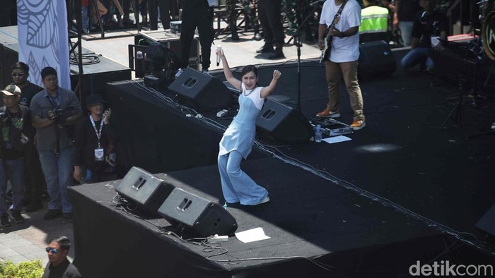 Penyanyi Ayu Tingting menghibur warga di Bundaran HI, Jakarta, Minggu (20/10/2024).  Ada 13 panggung hiburan di Sudirman dan Thamrin untuk memeriahkanpelantikan Presiden dan Wakil Presiden periode 2024-2029