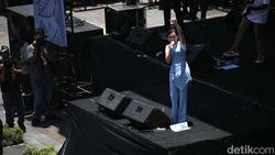 Ayu Ting Ting Hibur Warga di Panggung Pesta Rakyat Bundaran HI Ayu Ting Ting Hibur Warga di Panggung Pesta Rakyat Bundaran HI
