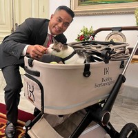 Tak sedikit pula netizen yang salah fokus dengan pet stroller, tumpangan Bobby di Istana Kepresidenan. Harganya dinilai fantastis, mencapai belasan juta rupiah. Foto: (Dok. Instagram Anindya Bakrie)