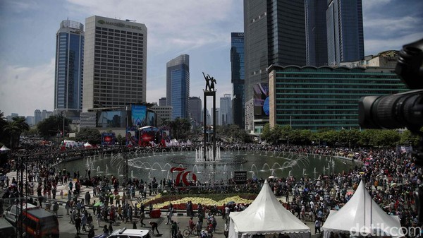 Bundaran HI Makin Ramai Jelang Kedatangan Prabowo-Gibran