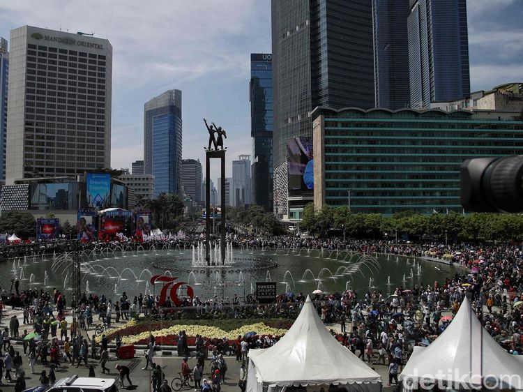 Bundaran HI Makin Ramai Jelang Kedatangan Prabowo-Gibran