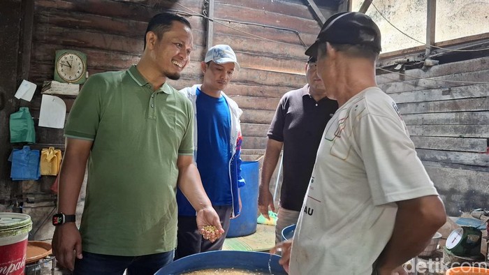 Calon Wali Kota Pekanbaru, Agung Nugroho (kaos hijau) saat berkunjung ke pabrik tahu. (Raja Adil Siregar/detikSumut)