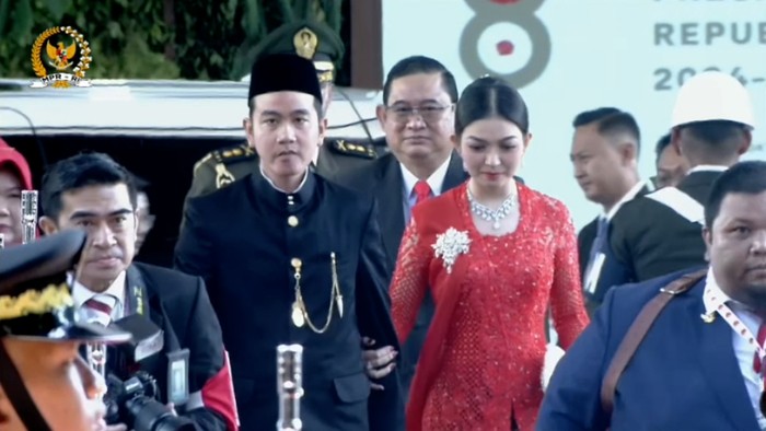 Cawapres terpilih, Gibran Rakabuming Raka, tiba di gedung DPR/MPMR jelang pelantikan. Tampak Gibran mengenakan baeskap Betawi dan Selvi Ananda mengenakan kebaya merah.