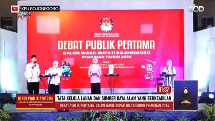 Pasalon nomor 1 Teguh Haryono-Farida Hidayati langgar aturan dengan naik panggung bersama saat sesi Debat Perdana Calon Wakil Bupati Bojonegoro