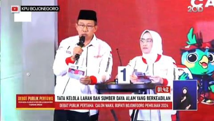 Pasalon nomor 1 Teguh Haryono-Farida Hidayati langgar aturan dengan naik panggung bersama saat sesi Debat Perdana Calon Wakil Bupati Bojonegoro