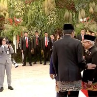 Tak sekadar menghadiri, Didit juga ambil andil dalam urusan mendekorasi gedung DPR/MPR RI untuk momen spesial tersebut. (Foto: Dok. YouTube CNN Indonesia)