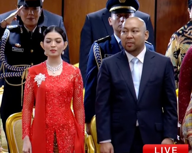 Saat pelantikan, Didit duduk di sebelah Selvi Ananda, istri Gibran Rakabuming Raka yang menjadi pendamping Prabowo sebagai wakil presiden. (Foto: Dok. YouTube CNN Indonesia)