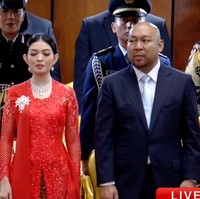 Saat pelantikan, Didit duduk di sebelah Selvi Ananda, istri Gibran Rakabuming Raka yang menjadi pendamping Prabowo sebagai wakil presiden. (Foto: Dok. YouTube CNN Indonesia)