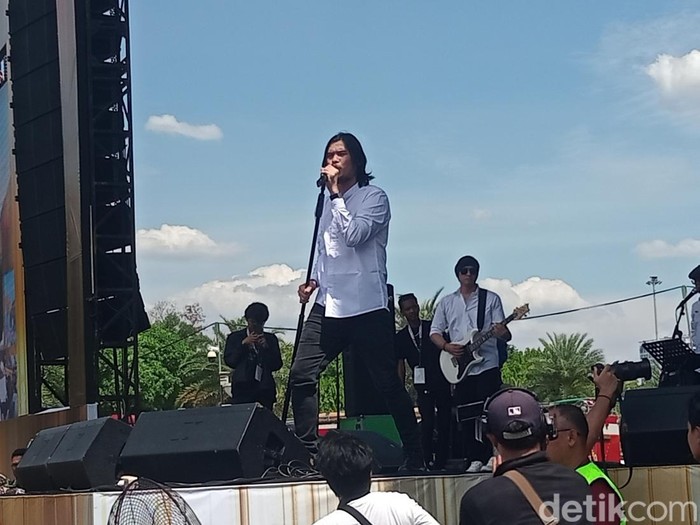 Dewa 19 Dewa 19 manggung di Taman Pandang Istana pada Minggu (20/10/2024).
