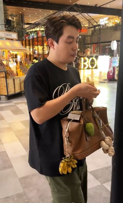 Edric Tjandra pamer bag charm terong hingga merica sachet