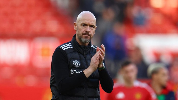 Soccer Football - Premier League - Manchester United v Brentford - Old Trafford, Manchester, Britain - October 19, 2024 Manchester United manager Erik ten Hag applauds fans after the match REUTERS/Molly Darlington EDITORIAL USE ONLY. NO USE WITH UNAUTHORIZED AUDIO, VIDEO, DATA, FIXTURE LISTS, CLUB/LEAGUE LOGOS OR LIVE SERVICES. ONLINE IN-MATCH USE LIMITED TO 120 IMAGES, NO VIDEO EMULATION. NO USE IN BETTING, GAMES OR SINGLE CLUB/LEAGUE/PLAYER PUBLICATIONS. PLEASE CONTACT YOUR ACCOUNT REPRESENTATIVE FOR FURTHER DETAILS..