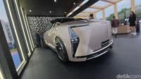 Tidak ada grille, area wajahnya juga begitu mulus. Seperti mobil-mobil listrik kebanyakan saat ini, tidak banyak ataus nyaris tidak ada lubang udara yang masuk dari area depan jika dibandingkan dengan mobil internal combustion engine. Foto: Ridwan Arifin