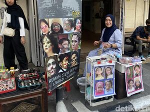 Kisah Rahma dan Keahliannya Melukis di Atas Wajah