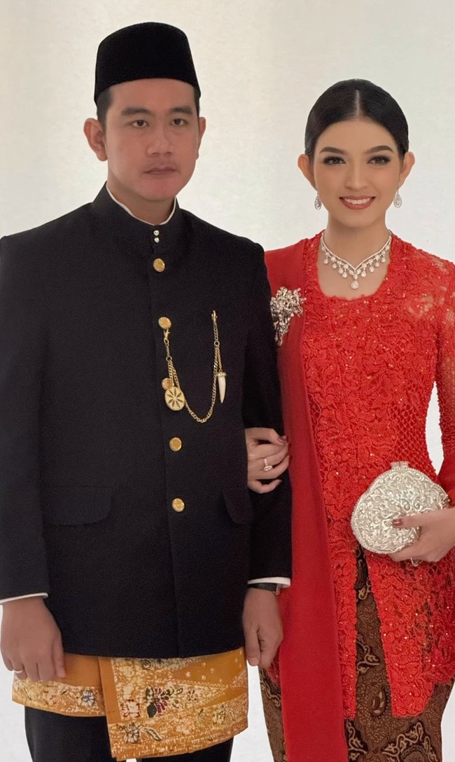 Selvi Ananda tampil memesona saat suaminya Gibran Rakabuming Raka dilantik jadi wakil presiden RI 2024-2029 berkat pulasan makeup dari makeup artist langganan keluarga Jokowi, Bennu Sorumba. Foto: Dok. Instagram Bennu Sorumba, Vivi Thalib, Rio Motret