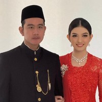 Selvi Ananda tampil memesona saat suaminya Gibran Rakabuming Raka dilantik jadi wakil presiden RI 2024-2029 berkat pulasan makeup dari makeup artist langganan keluarga Jokowi, Bennu Sorumba. Foto: Dok. Instagram Bennu Sorumba, Vivi Thalib, Rio Motret