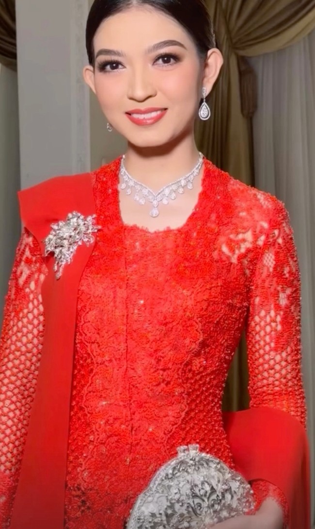 Selvi Ananda terlihat glamor dengan aksesori kalung dan anting bertabur berlian. Kebaya yang dikenakannya merupakan karya desainer Biyan. Foto: Dok. Instagram Bennu Sorumba, Vivi Thalib, Rio Motret