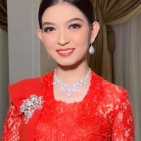 Selvi Ananda terlihat glamor dengan aksesori kalung dan anting bertabur berlian. Kebaya yang dikenakannya merupakan karya desainer Biyan. Foto: Dok. Instagram Bennu Sorumba, Vivi Thalib, Rio Motret
