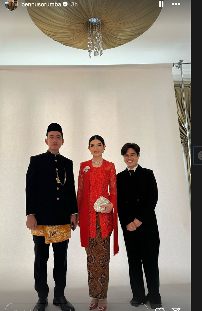Selain kalung dan anting bertabur berlian, penampilan Selvi Ananda semakin glamor dengan tambahan aksesori clutch atau tas mungil dan bros yang berkilauan. Bros dan clutch yang dipakai Selvi ini merupakan karya desainer RI, Rinaldy Yunardi. Foto: Dok. Instagram Bennu Sorumba, Vivi Thalib, Rio Motret
