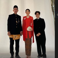 Selain kalung dan anting bertabur berlian, penampilan Selvi Ananda semakin glamor dengan tambahan aksesori clutch atau tas mungil dan bros yang berkilauan. Bros dan clutch yang dipakai Selvi ini merupakan karya desainer RI, Rinaldy Yunardi. Foto: Dok. Instagram Bennu Sorumba, Vivi Thalib, Rio Motret