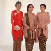 Selain Selvi Ananda, ibunya Sri Pratini juga tampil cantik saat menantunya Gibran Rakabuming Raka dilantik jadi wakil presiden RI 2024-2029 bersama Prabowo Subianto sebagai presiden. Sri Pratini didandani oleh makeup artist Vivi Thalib untuk pelantikan menantunya tersebut. Foto: Dok. Instagram Bennu Sorumba, Vivi Thalib, Rio Motret