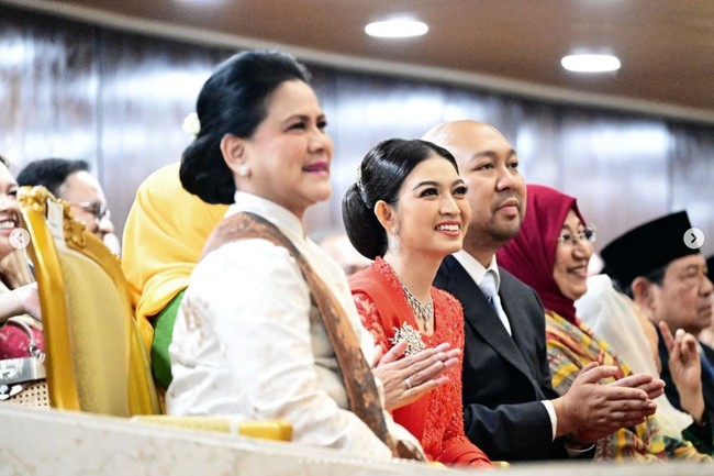 Saat pelantikan Prabowo Subianto dan Gibran Rakabuming Raka sebagai presiden dan wakil presiden RI, Selvi Ananda duduk bersebelahan dengan ibu mertuanya Iriana Jokowi dan anak Prabowo, Didit Hediprasetyo. Foto: Dok. Instagram Bennu Sorumba, Vivi Thalib, Rio Motret