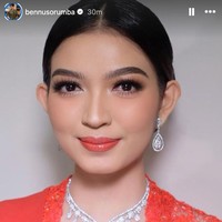 “Ibu Wakil Presiden RI,” demikian Bennu Sorumba menulis pada video unggahannya yang memperlihatkan penampilan close up Selvi Ananda. Foto: Dok. Instagram Bennu Sorumba, Vivi Thalib, Rio Motret
