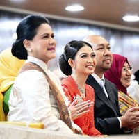 Saat pelantikan Prabowo Subianto dan Gibran Rakabuming Raka sebagai presiden dan wakil presiden RI, Selvi Ananda duduk bersebelahan dengan ibu mertuanya Iriana Jokowi dan anak Prabowo, Didit Hediprasetyo. Foto: Dok. Instagram Bennu Sorumba, Vivi Thalib, Rio Motret
