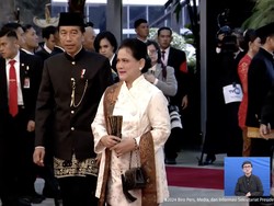 Gaya Terakhir Iriana Jokowi Sebagai Ibu Negara, Tenteng Tas Chanel