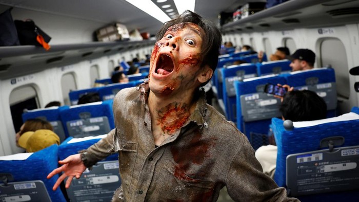 Horor! Saat Para Zombie Membajak Kereta Cepat Jepang Shinkansen People dressed as zombies perform inside a