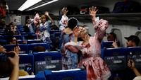 Perjalanan ini menghubungkan ibu kota negara Tokyo dan Osaka - tempat Universal Studios Jepang berada, yang saat ini menyelenggarakan acara bertema Halloween dengan zombie.  