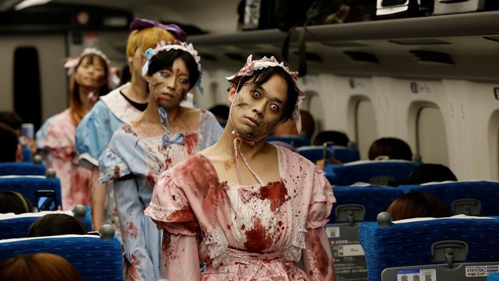 Horor! Saat Para Zombie Membajak Kereta Cepat Jepang Shinkansen People dressed as zombies perform inside a