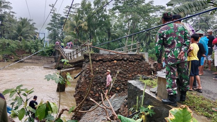 Hujan Deras di Trenggalek Bikin Jembatan Putus hingga 3 Rumah Terdampak Longsor