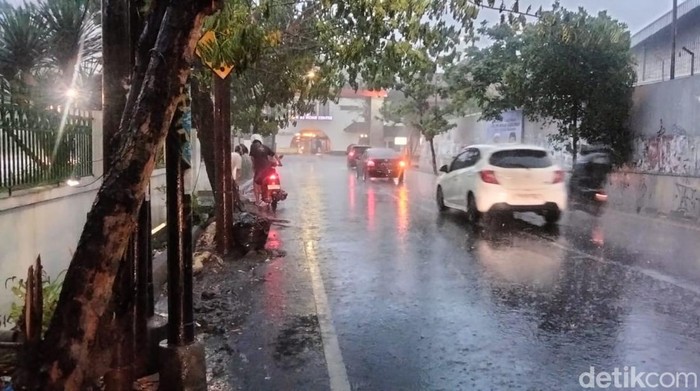 hujan di surabaya akhir weekend