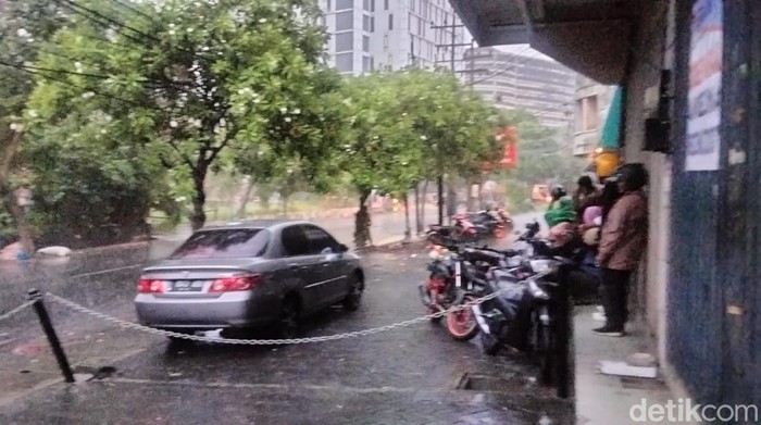 hujan di surabaya akhir weekend