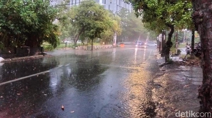 hujan di surabaya akhir weekend