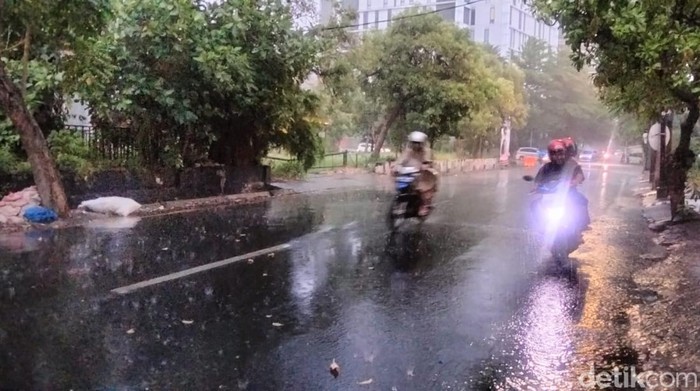 hujan di surabaya akhir weekend