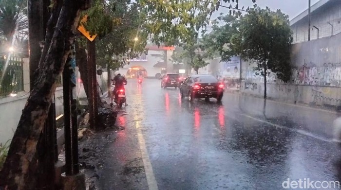 hujan di surabaya akhir weekend