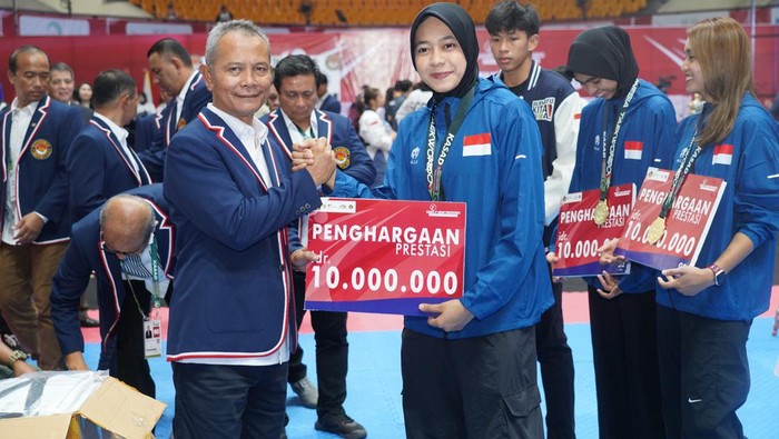 Indonesia berhasil meraih predikat Juara Umum dalam KSAD 6th Asian Taekwondo Open Championship yang diselenggarakan sejak 15 hingga 19 Oktober 2024 di Indoor Stadium Sport Center, Tangerang, Banten. (dok istimewa).