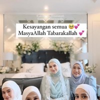 Busana pengantin yang dikenakan Irish itu memiliki warna mirip dengan busana pengantin yang dikenakannya saat dinikahi Ammar Zoni. Sama-sama hijau, kali ini Irish memilih warna yang lebih soft. Foto: Instagram