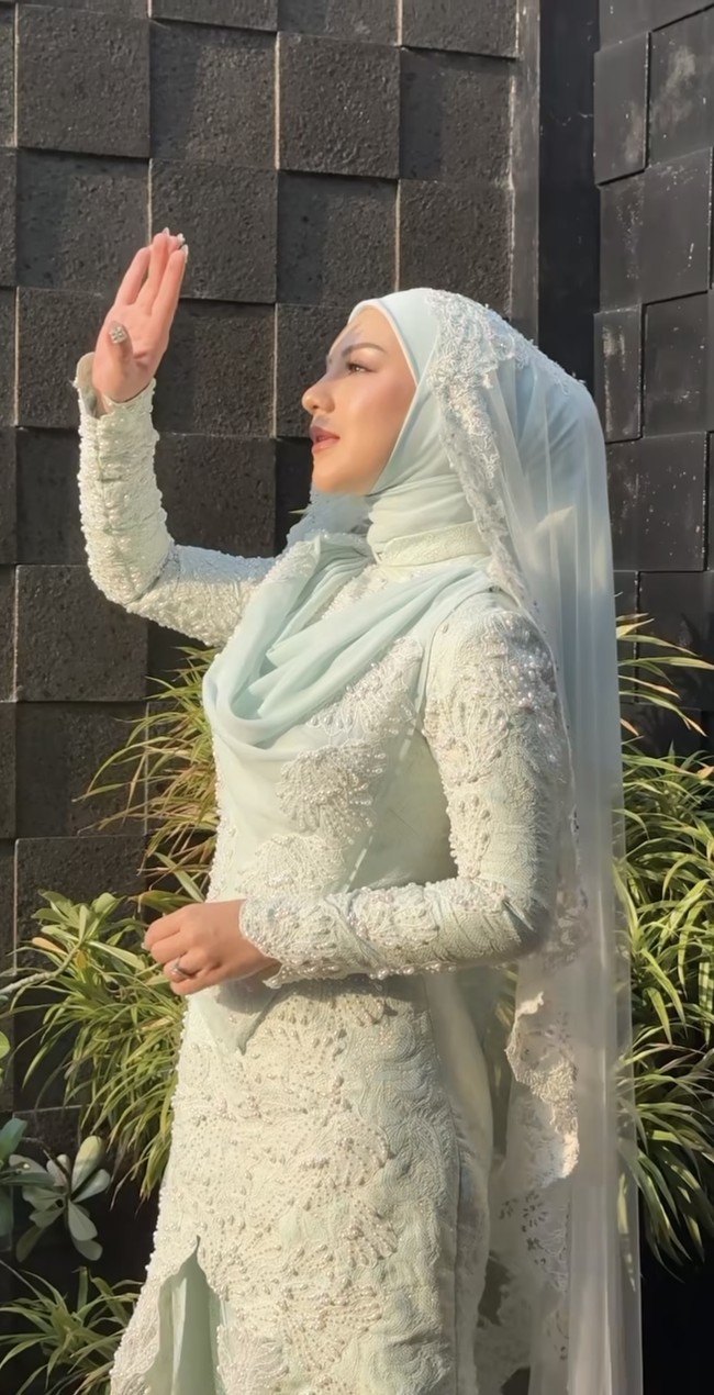 Kebaya hijau mint yang dikenakan wanita 28 tahun itu diketahui merupakan rancangan dari desainer Dimas Singgih. Dilengkapi dengan hijab, kebaya yang dikenakan Irish terlihat elegan dengan warna kalem. Foto: Instagram