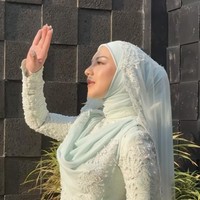Kebaya hijau mint yang dikenakan wanita 28 tahun itu diketahui merupakan rancangan dari desainer Dimas Singgih. Dilengkapi dengan hijab, kebaya yang dikenakan Irish terlihat elegan dengan warna kalem. Foto: Instagram