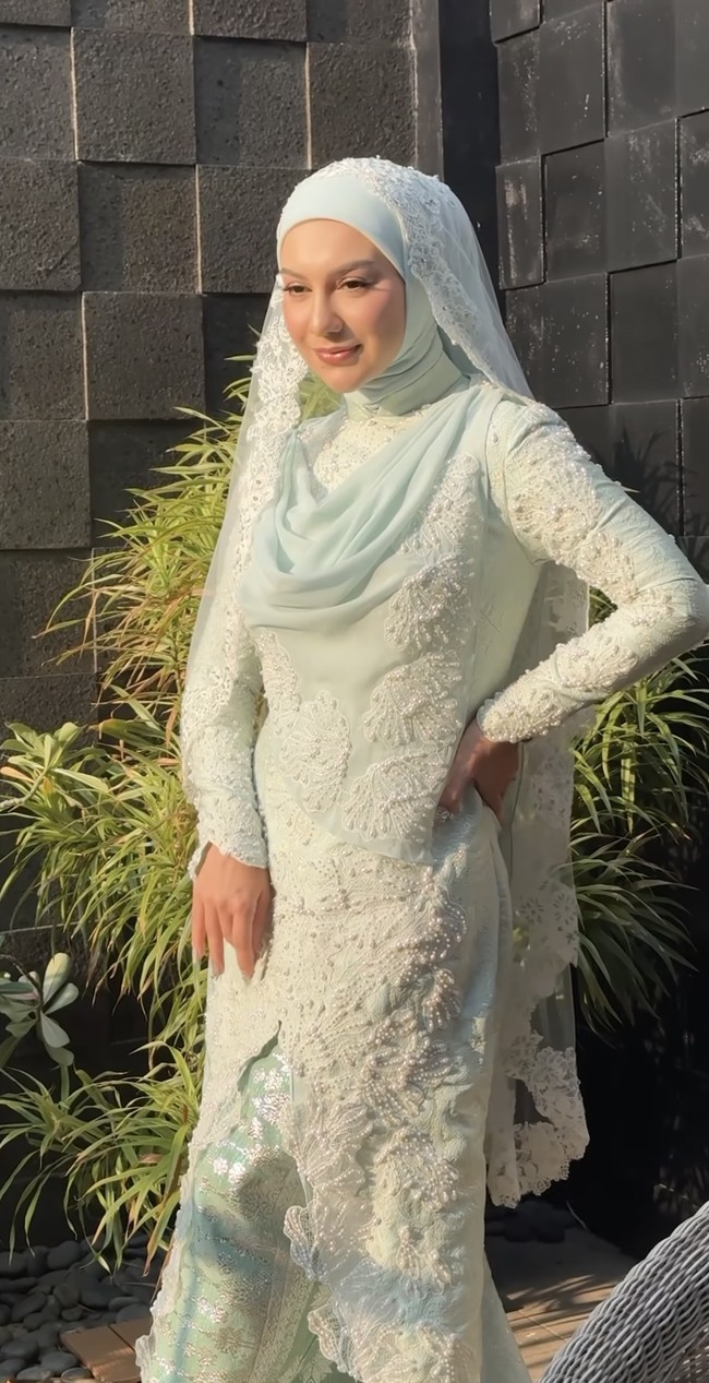 Dari keterangan unggahan desainer diketahui bahwa ternyata kebaya yang dikenakan Irish di hari pernikahannya memiliki makna khusus. Sentuhan embroidery motif Lotus Bloom menggambarkan Irish yang cantik dan kuat seperti teratai yang mekar dengan bunga yang indah dan menyejukkan. Foto: Instagram